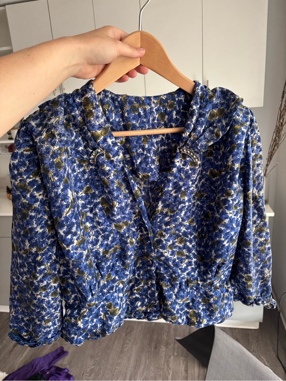 Vintage %100 silk Women's Blue Floral Ruffle-Neck Blouse